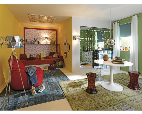 Dekoratives Wohnzimmer mit Sitzsack, Teppich und Esstisch