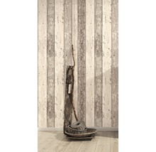 Dekorative Wand mit Holzpaneelen und Körben auf dem Boden.