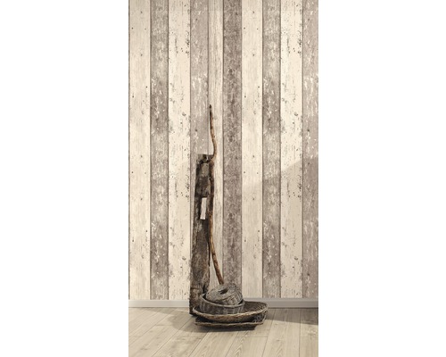 Dekorative Wand mit Holzpaneelen und Körben auf dem Boden.