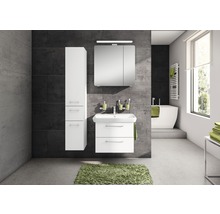 Modernes Badezimmer mit Waschbeckenunterschrank, Spiegelschrank, Hochschrank und Badewanne