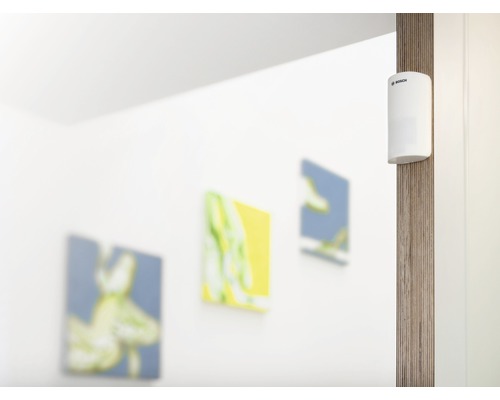 Logo Bosch à côté d''un cadre de porte avec détecteur de mouvement