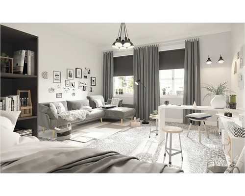 Wohnzimmer mit grauer Couch, Vorhängen, Schreibtisch und Dekorationsartikeln