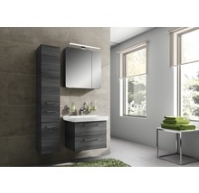 Modernes Badezimmer mit Waschtisch, Spiegelschrank und Hochschrank in Holzoptik.