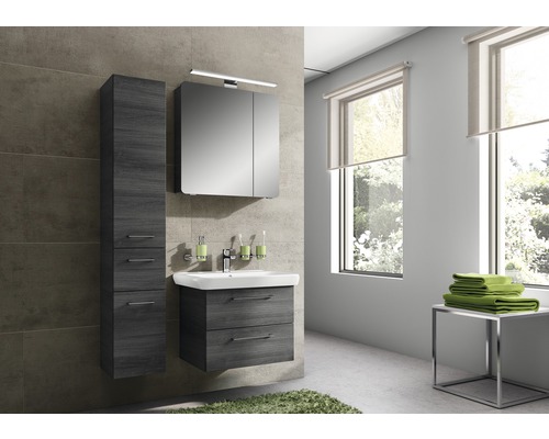 Salle de bains moderne avec lavabo, armoire de toilette et armoire haute aspect bois.