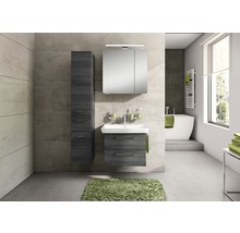 Badezimmer mit Waschtisch, Spiegelschrank, Hochschrank, Badewanne und Handtuchheizkörper