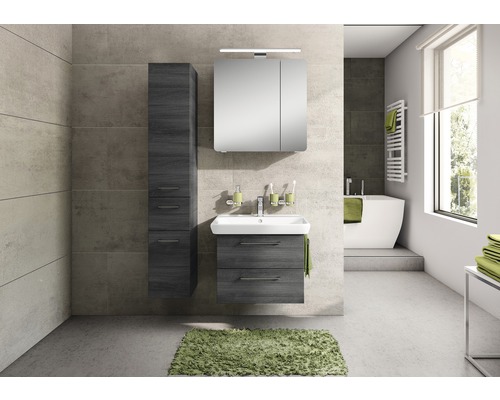 Salle de bains avec lavabo, armoire de toilette, armoire haute, baignoire et radiateur sèche-serviettes