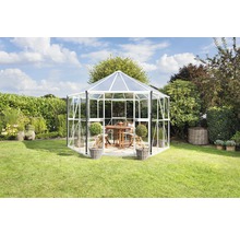 Achteckiges Gartenhaus mit Tisch und Stühlen im Garten