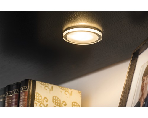 Spot apparent sous une étagère pour éclairage intérieur