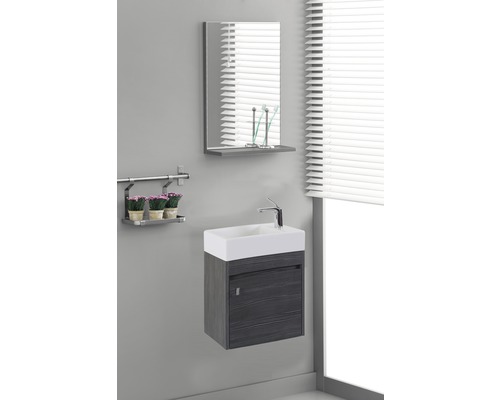 Modernes Badezimmer mit Waschtisch, Spiegel und Ablage