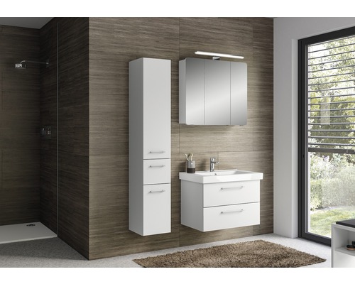 Badezimmer mit Waschtisch, Spiegelschrank und Hochschrank