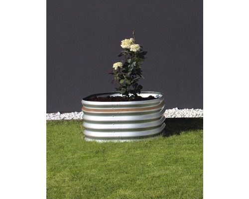 Jardinière surélevée en métal avec rosier sur une pelouse