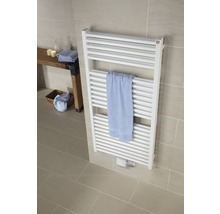 Badezimmer mit weissem Handtuchwärmer und Handtuch