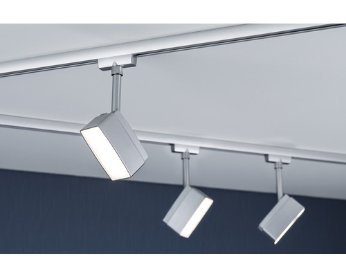 Drei Strahler an einer Lichtleiste unter der Decke.