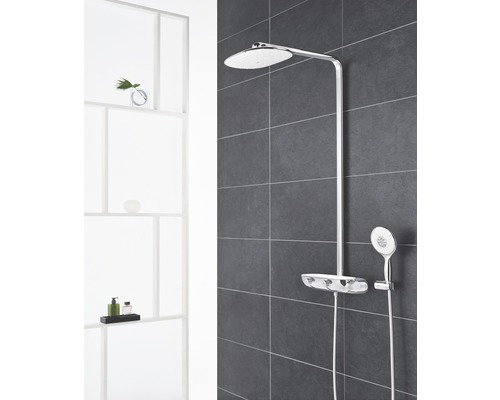 Système de douche avec douche de tête et douchette à main dans une salle de bains moderne