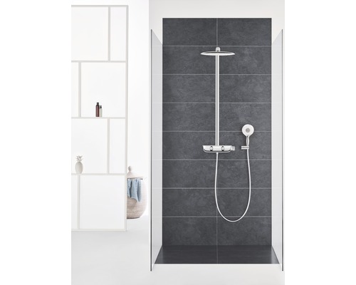 Système de douche avec douche de tête et douchette à main dans un environnement de salle de bains moderne.