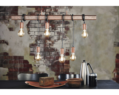 Hängelampe mit sechs Leuchten über einem Esstisch