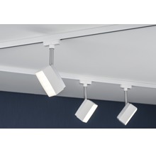Drei weisse LED-Strahler an einer Stromschiene unter der Decke.