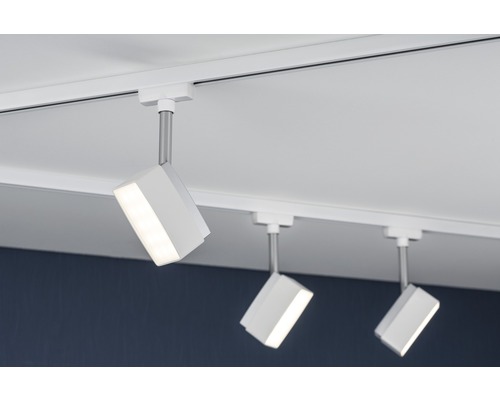 Drei weisse LED-Strahler an einer Stromschiene unter der Decke.