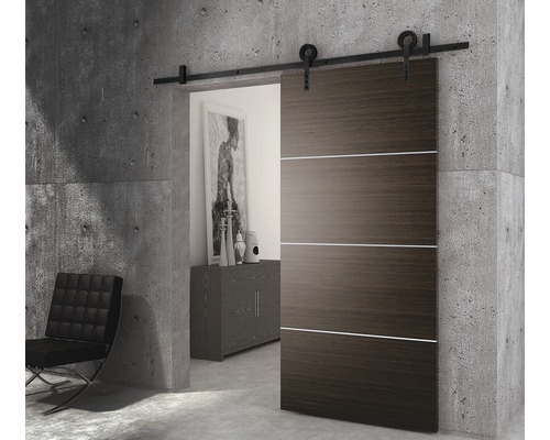 Porte coulissante en bois avec accents horizontaux dans un espace moderne