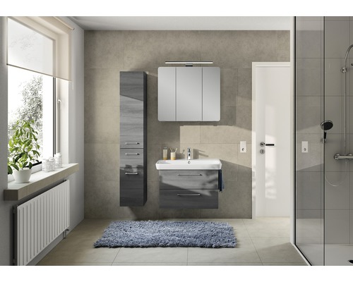 Helles Badezimmer mit Waschbecken, Spiegelschrank, Hochschrank und Dusche