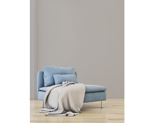 Pièce lumineuse avec canapé bleu clair, coussins et couverture tricotée