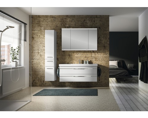 Badezimmer mit Waschbecken, Spiegelschrank, Hochschrank und Handtuch