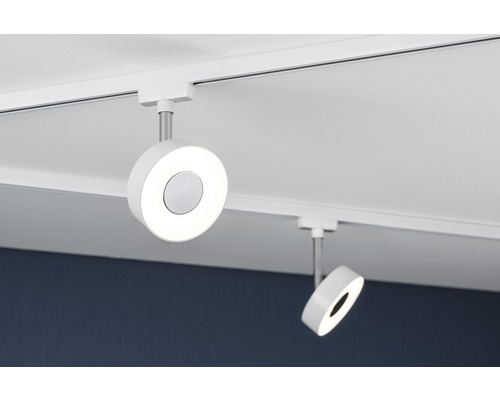 Deux spots LED ronds sur un système de rails au plafond.