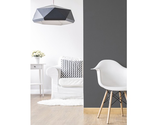 Espace de vie avec suspension géométrique, fauteuil et chaise
