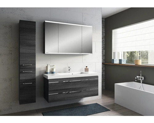 Salle de bains avec meuble-lavabo, armoire de toilette et armoire haute