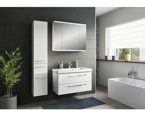 Badezimmer mit Waschtisch, Spiegelschrank, Hochschrank und Badewanne