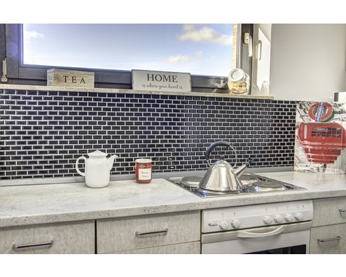 Scène de cuisine avec des carreaux de mosaïque, une théière et une plaque de cuisson