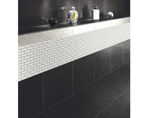 Salle de bains avec carrelage noir et mosaïque blanche