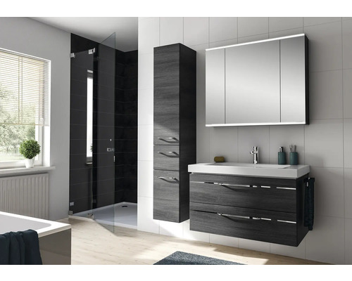 Modernes Badezimmer mit Waschtisch, Spiegelschrank, Hochschrank und Dusche