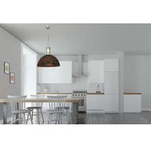 Salle à manger avec suspension, table à manger et kitchenette dans une pièce claire et spacieuse.