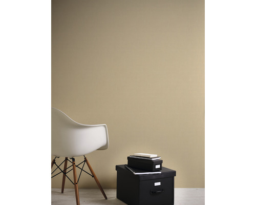 Aménagement mural avec chaise et boîtes de rangement