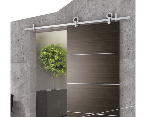 Holzschiebetür mit Beschlägen an Betonwand