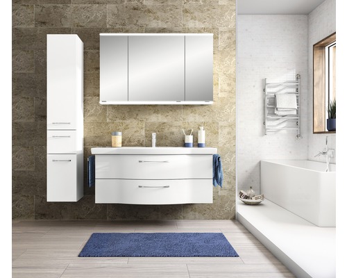 Badezimmer mit Waschtisch, Spiegelschrank, Hochschrank, Badewanne und Handtuchwärmer.