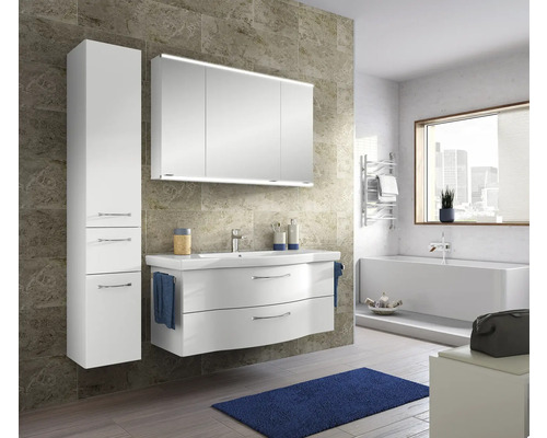 Badezimmer mit Waschbeckenunterschrank, Spiegelschrank, Hochschrank, Badewanne und Handtuchwärmer in hellem und freundlichem Design