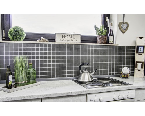 Scène de cuisine avec des carreaux de mosaïque, décoration et plaque de cuisson