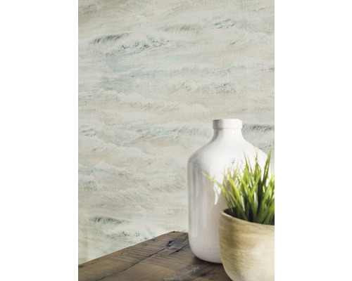 Gros plan d''un papier peint mural à motif de vagues à côté d''un vase blanc et d''une plante en pot