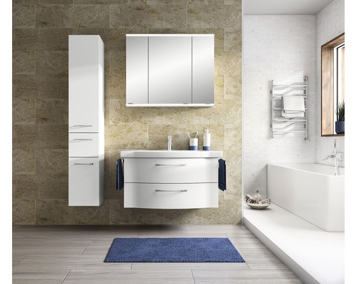 Badezimmer mit Waschtisch, Spiegelschrank und Hochschrank für ein helles und organisiertes Ambiente