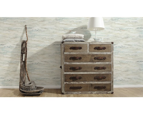 Commode dans une pièce avec décorations et papier peint à motifs