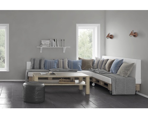 Wohnzimmer mit Palettensofa, Couchtisch aus Paletten, Hocker und Wandleuchten