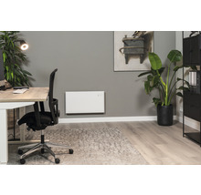 Bureau avec bureau, chaise de bureau, chauffage mural et plante d''intérieur
