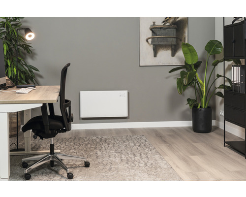 Bureau avec bureau, chaise de bureau, chauffage mural et plante d''intérieur