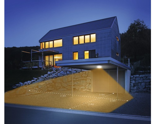 Modernes Haus mit Carport und Bewegungsmelder-Aussenleuchte, die einen Bereich von 2,8 Metern erhellt.