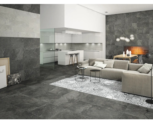 Wohnzimmer mit Sofa, Esstisch und Küche mit Boden- und Wandfliesen in Steinoptik