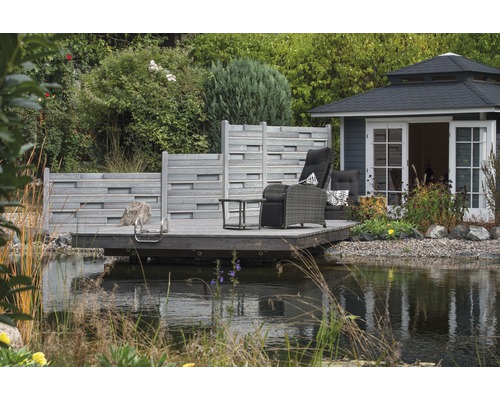 Scène de jardin avec bassin, terrasse avec mobilier de jardin, clôture en bois et abri de jardin