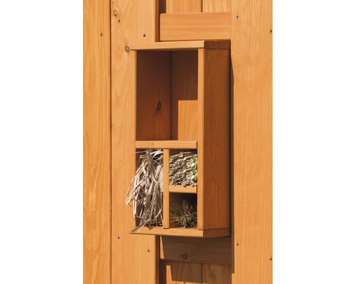 Hôtel à insectes en bois avec différents matériaux de remplissage