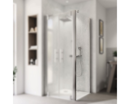 Cabine de douche avec douchette dans une salle de bain
